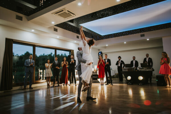 pierwszy taniec, zdjęcie z zimnymi ogniami, ślub na Mazowszu