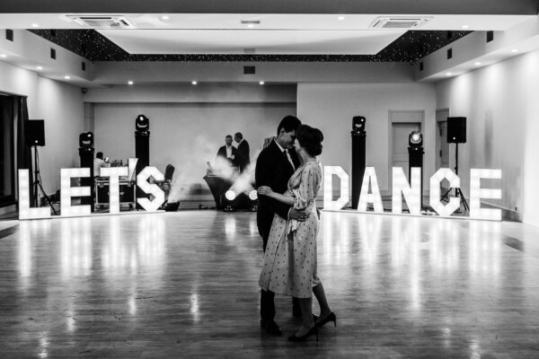 pierwszy taniec, zdjęcie z zimnymi ogniami, ślub na Mazowszu