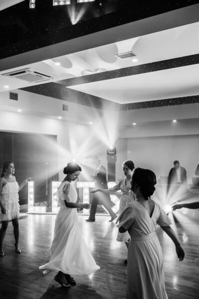 pierwszy taniec, zdjęcie z zimnymi ogniami, ślub na Mazowszu