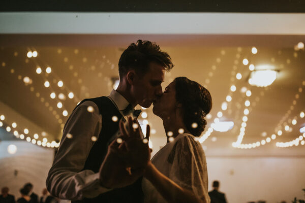 pierwszy taniec, zdjęcie z zimnymi ogniami, ślub na Mazowszu