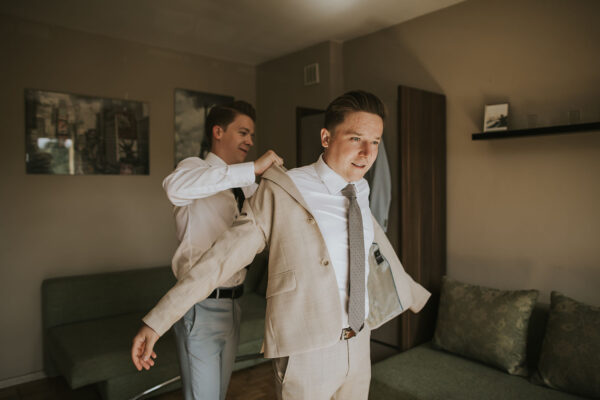 przygotowania ślubne w Warszawie, first look, detale z przygotowań ślubnych