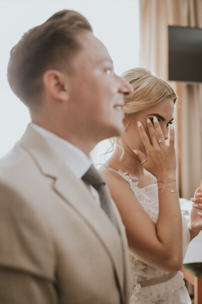 przygotowania ślubne w Warszawie, first look, detale z przygotowań ślubnych