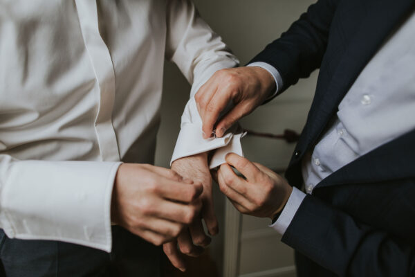 przygotowania ślubne w Warszawie, first look, detale z przygotowań ślubnych