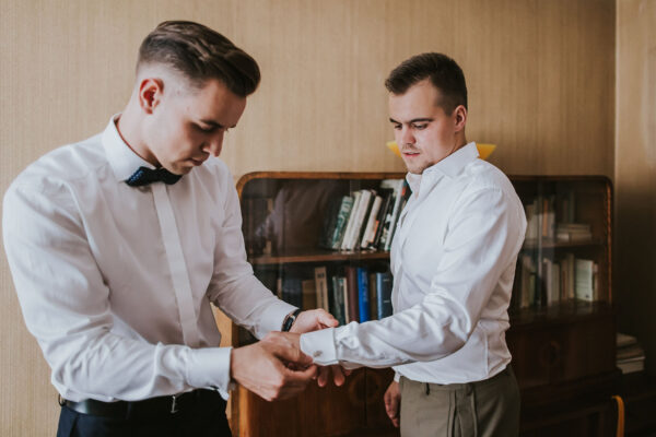 przygotowania ślubne w Warszawie, first look, detale z przygotowań ślubnych