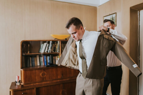 przygotowania ślubne w Warszawie, first look, detale z przygotowań ślubnych