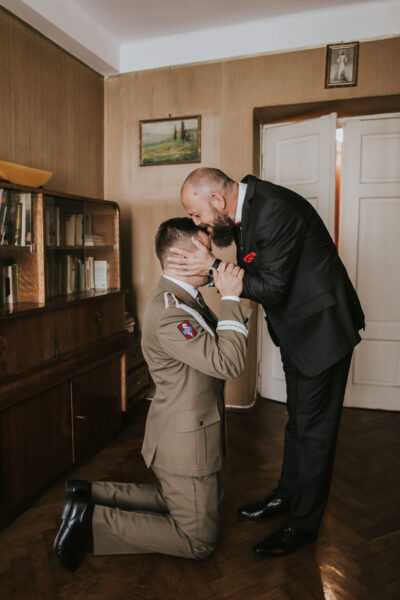 przygotowania ślubne w Warszawie, first look, detale z przygotowań ślubnych