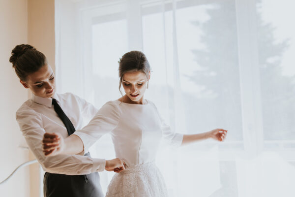 przygotowania ślubne w Warszawie, first look, detale z przygotowań ślubnych