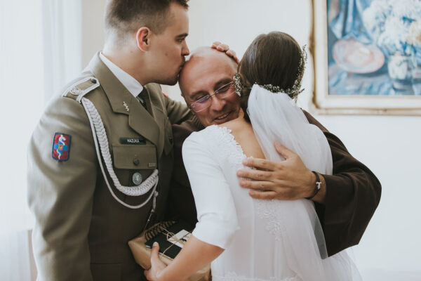 przygotowania ślubne w Warszawie, first look, detale z przygotowań ślubnych