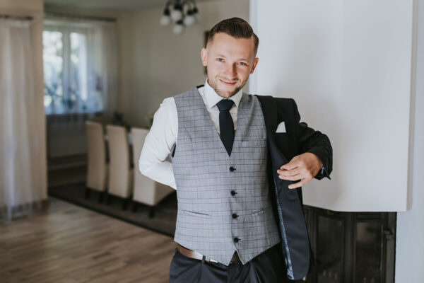 przygotowania ślubne w Warszawie, first look, detale z przygotowań ślubnych