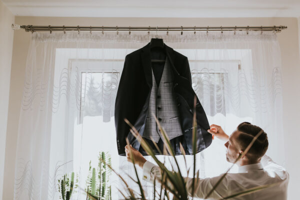 przygotowania ślubne w Warszawie, first look, detale z przygotowań ślubnych