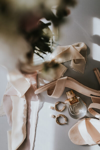 przygotowania ślubne w Warszawie, first look, detale z przygotowań ślubnych