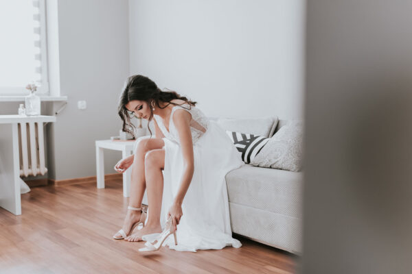 przygotowania ślubne w Warszawie, first look, detale z przygotowań ślubnych