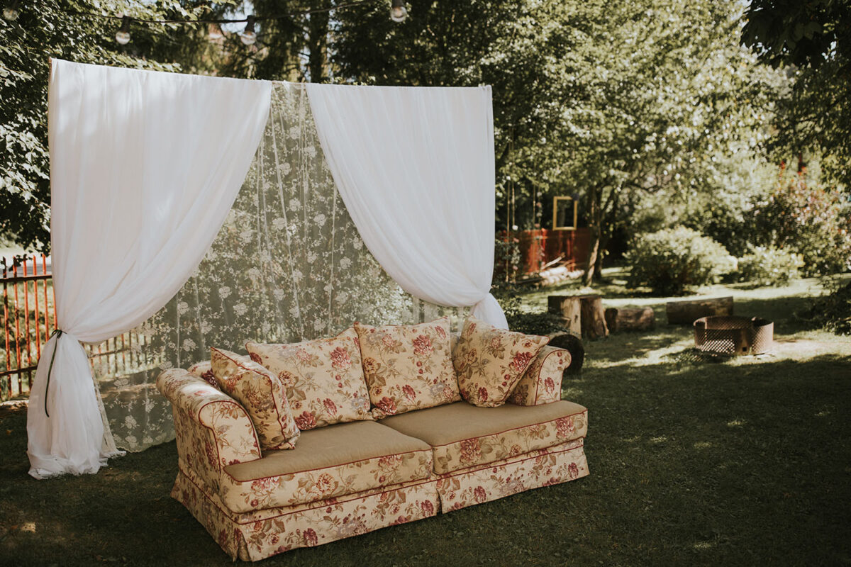 ślub w Rabce-Zdrój, first look w ogrodzie, kościół pw. św. Teresy od Dzieciątka Jezus