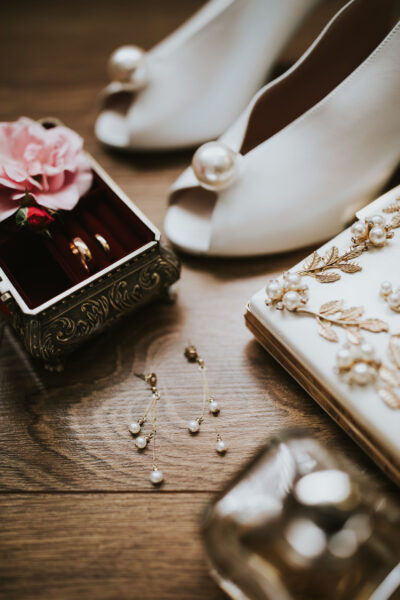 przygotowania ślubne w Warszawie, first look, detale z przygotowań ślubnych