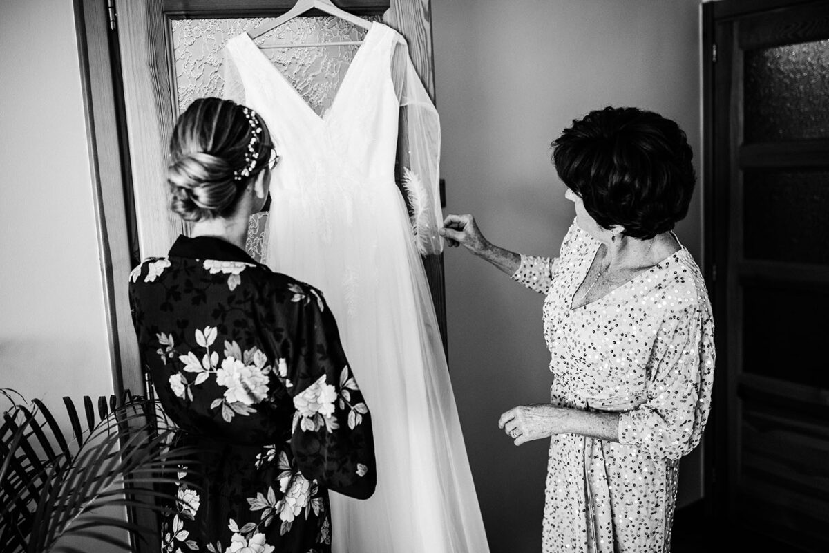 ślub w Rabce-Zdrój, first look w ogrodzie, kościół pw. św. Teresy od Dzieciątka Jezus