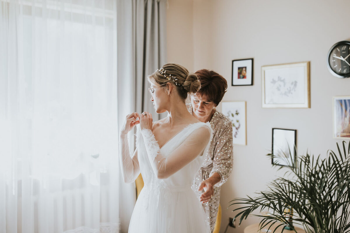 ślub w Rabce-Zdrój, first look w ogrodzie, kościół pw. św. Teresy od Dzieciątka Jezus