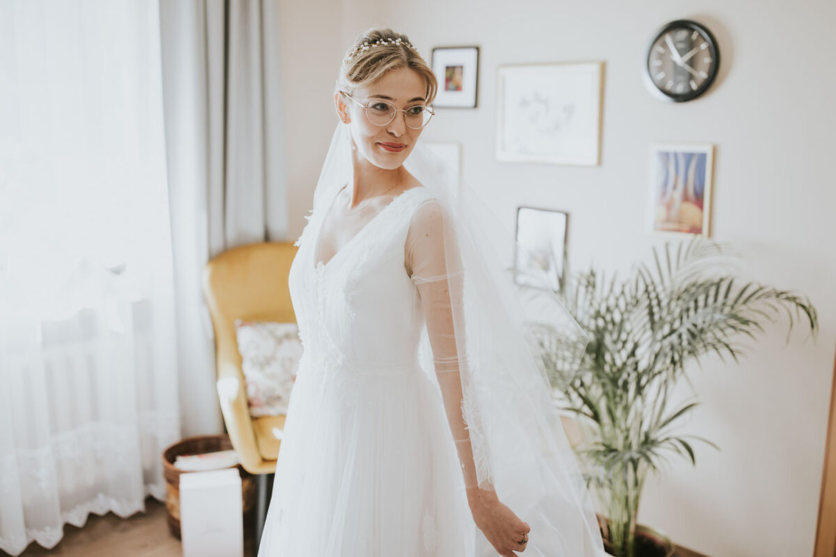 ślub w Rabce-Zdrój, first look w ogrodzie, kościół pw. św. Teresy od Dzieciątka Jezus