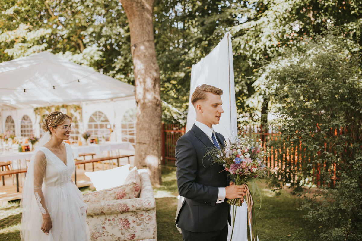 ślub w Rabce-Zdrój, first look w ogrodzie, kościół pw. św. Teresy od Dzieciątka Jezus