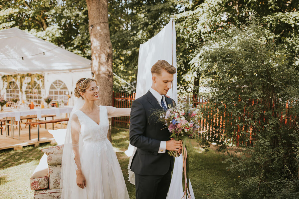 ślub w Rabce-Zdrój, first look w ogrodzie, kościół pw. św. Teresy od Dzieciątka Jezus