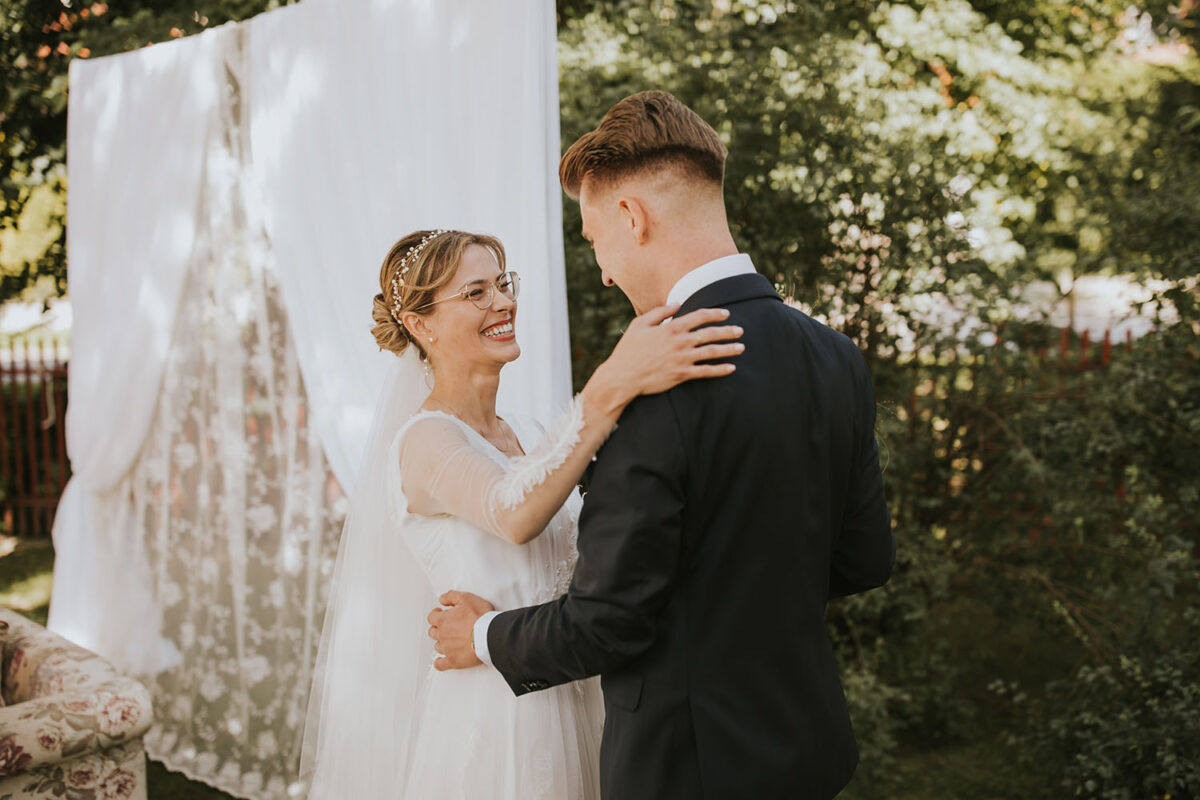 ślub w Rabce-Zdrój, first look w ogrodzie, kościół pw. św. Teresy od Dzieciątka Jezus