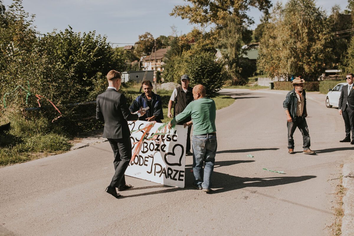 ślub w Rabce-Zdrój, first look w ogrodzie, kościół pw. św. Teresy od Dzieciątka Jezus