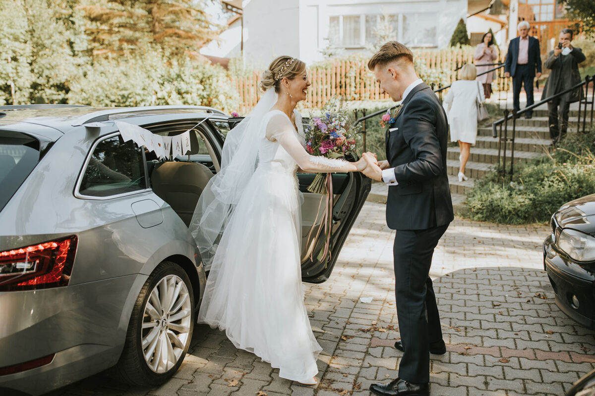 ślub w Rabce-Zdrój, first look w ogrodzie, kościół pw. św. Teresy od Dzieciątka Jezus