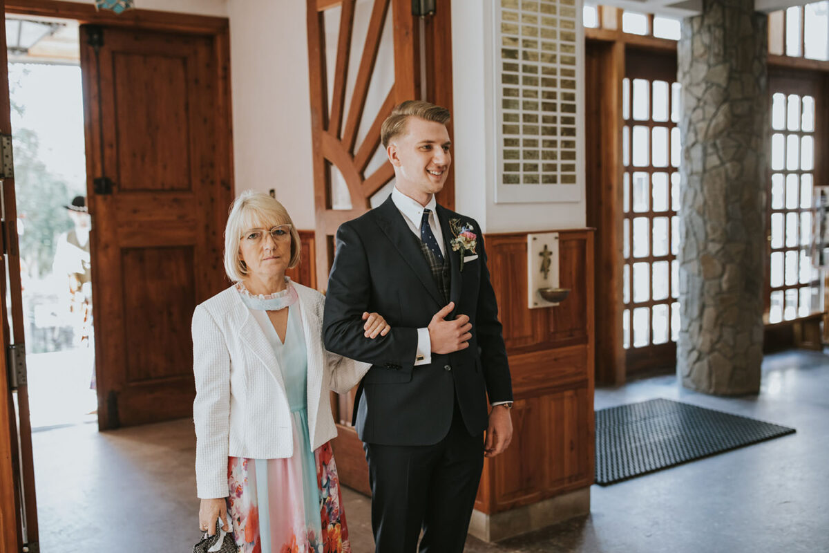 ślub w Rabce-Zdrój, first look w ogrodzie, kościół pw. św. Teresy od Dzieciątka Jezus