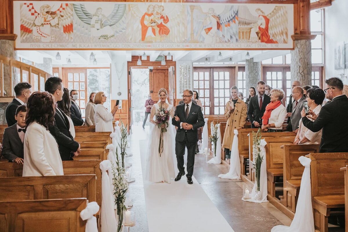 ślub w Rabce-Zdrój, first look w ogrodzie, kościół pw. św. Teresy od Dzieciątka Jezus