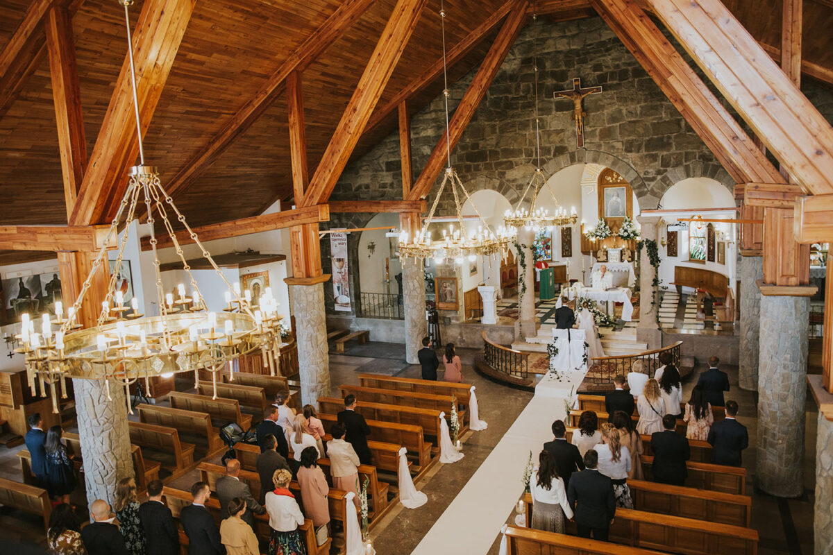 ślub w Rabce-Zdrój, first look w ogrodzie, kościół pw. św. Teresy od Dzieciątka Jezus