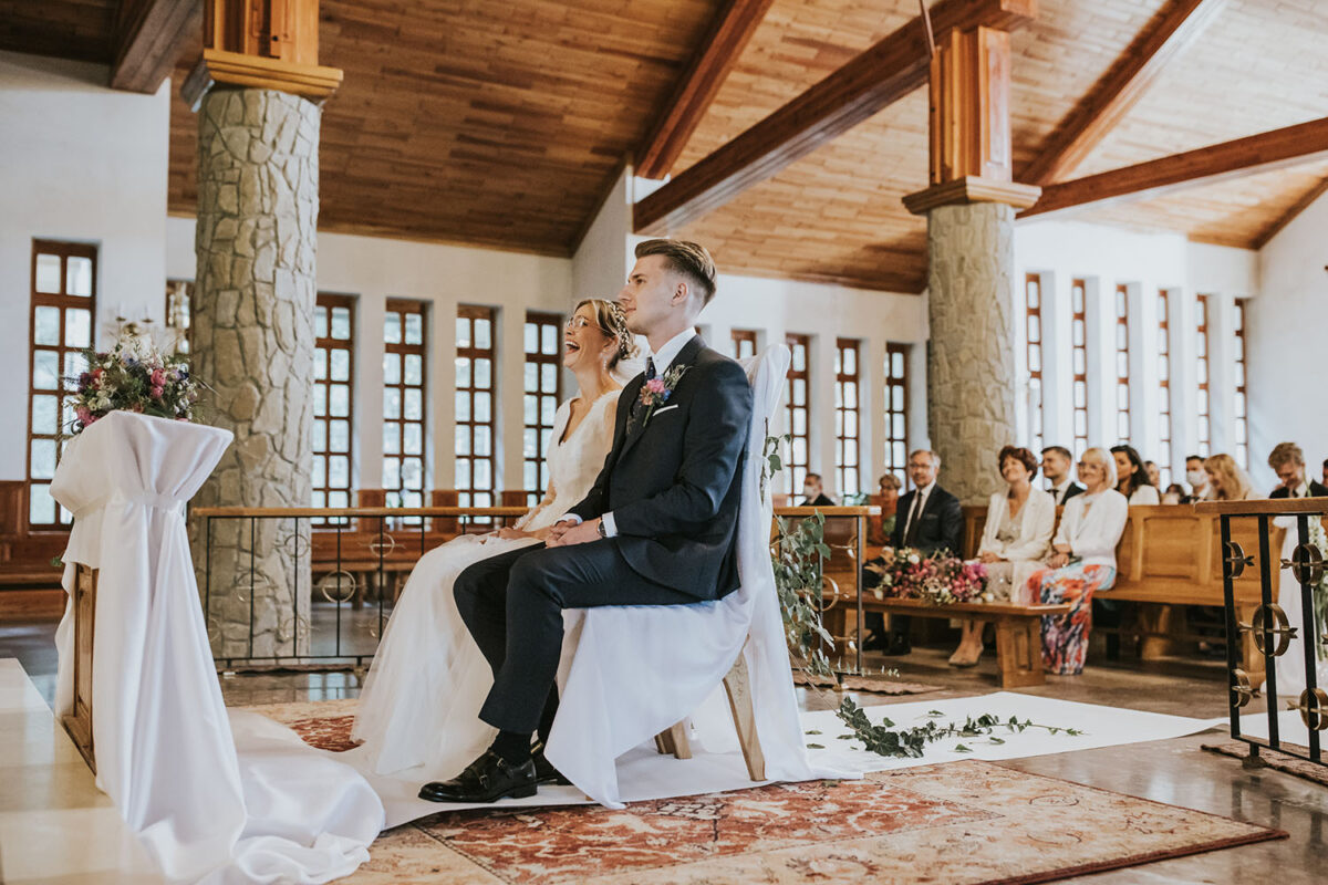 ślub w Rabce-Zdrój, first look w ogrodzie, kościół pw. św. Teresy od Dzieciątka Jezus