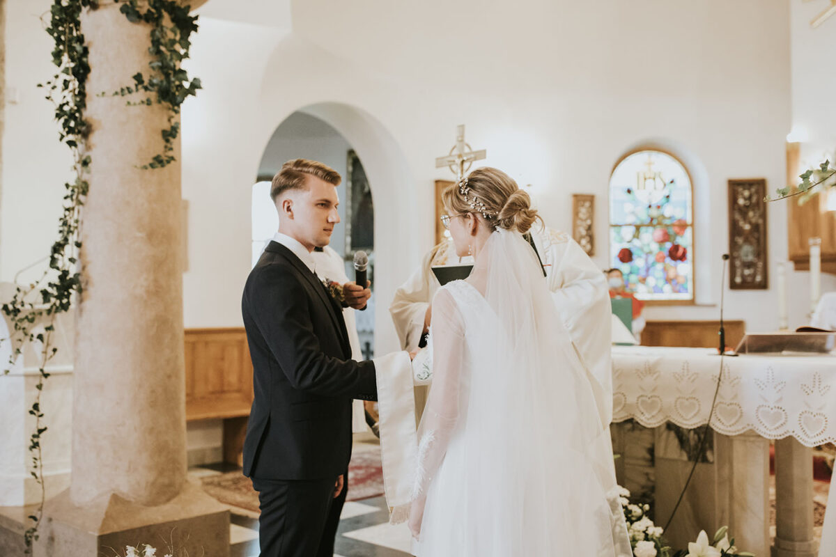 ślub w Rabce-Zdrój, first look w ogrodzie, kościół pw. św. Teresy od Dzieciątka Jezus