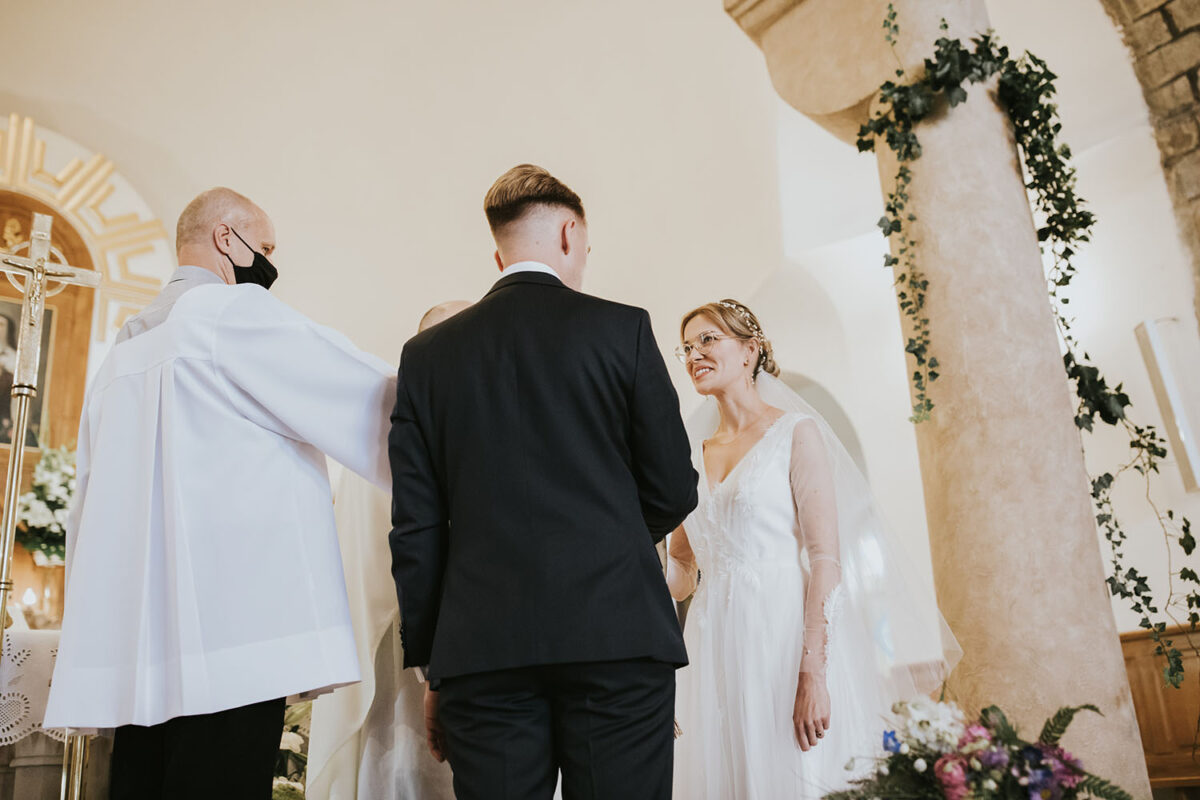 ślub w Rabce-Zdrój, first look w ogrodzie, kościół pw. św. Teresy od Dzieciątka Jezus