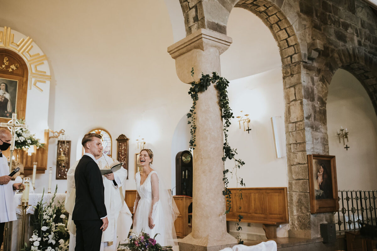 ślub w Rabce-Zdrój, first look w ogrodzie, kościół pw. św. Teresy od Dzieciątka Jezus