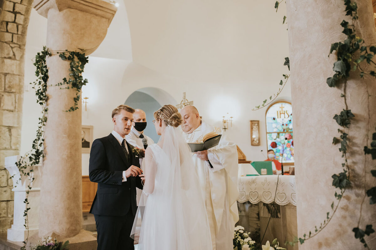 ślub w Rabce-Zdrój, first look w ogrodzie, kościół pw. św. Teresy od Dzieciątka Jezus