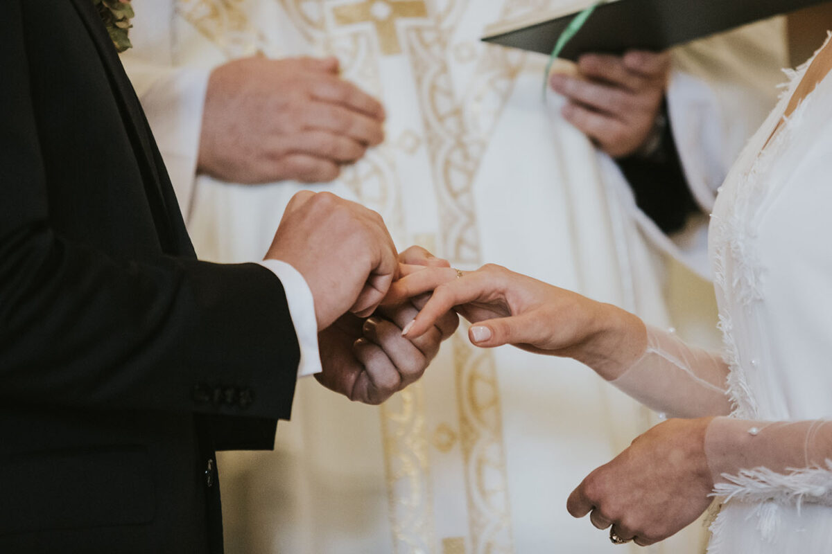 ślub w Rabce-Zdrój, first look w ogrodzie, kościół pw. św. Teresy od Dzieciątka Jezus