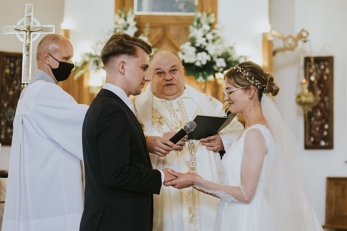 ślub w Rabce-Zdrój, first look w ogrodzie, kościół pw. św. Teresy od Dzieciątka Jezus