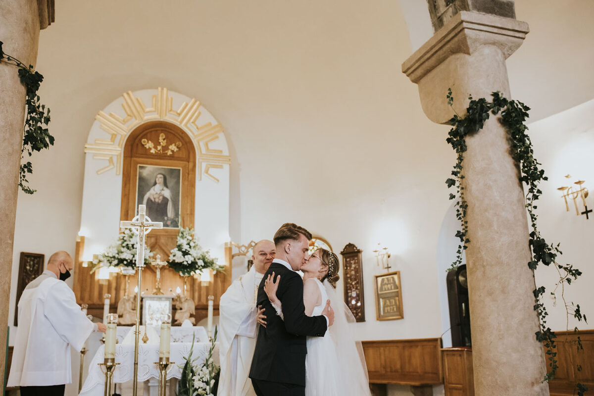 ślub w Rabce-Zdrój, first look w ogrodzie, kościół pw. św. Teresy od Dzieciątka Jezus