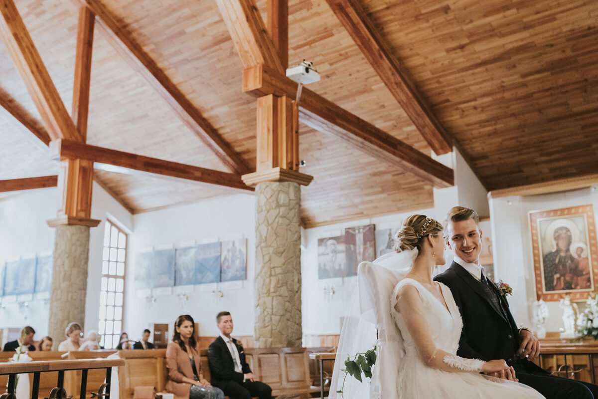 ślub w Rabce-Zdrój, first look w ogrodzie, kościół pw. św. Teresy od Dzieciątka Jezus