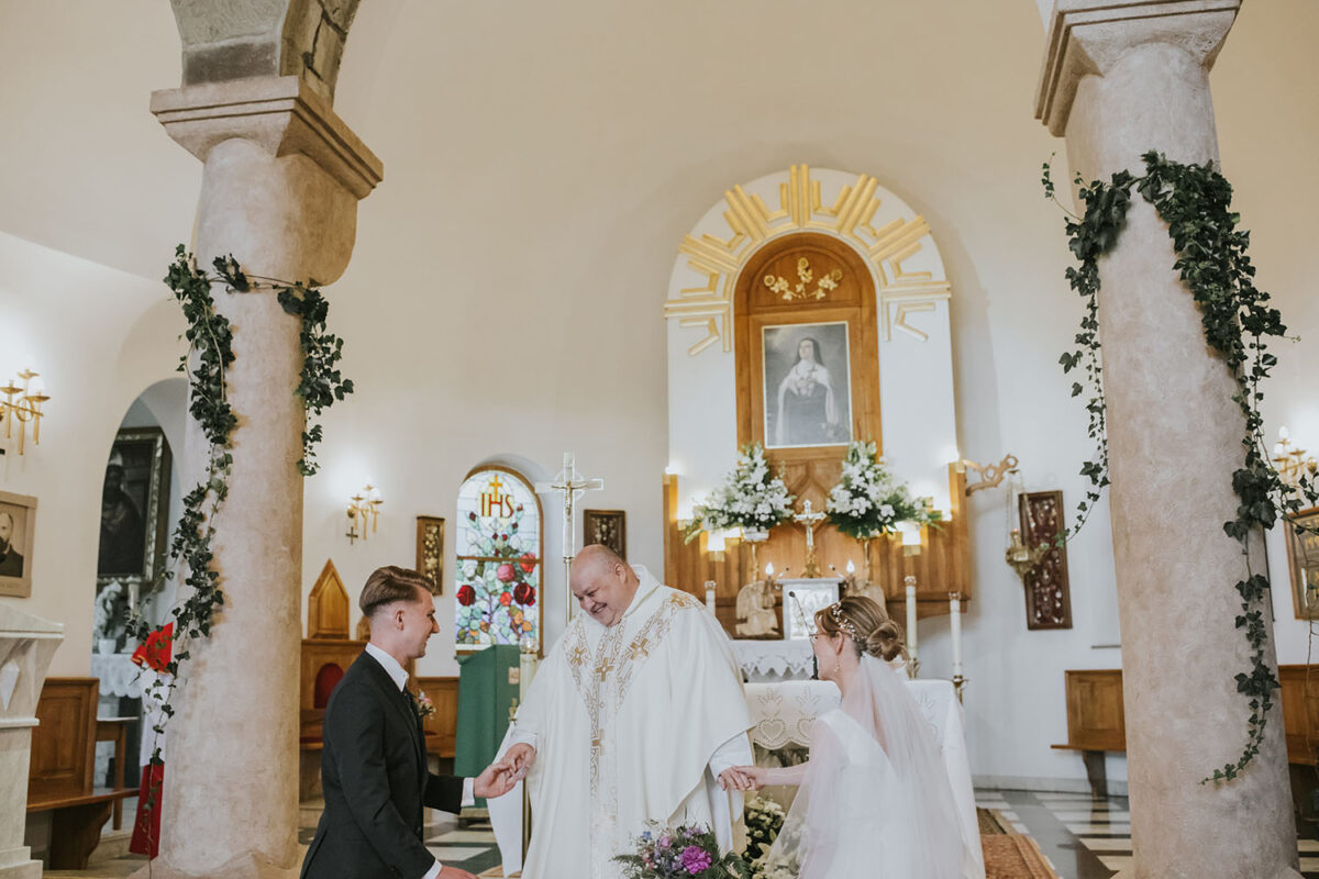 ślub w Rabce-Zdrój, first look w ogrodzie, kościół pw. św. Teresy od Dzieciątka Jezus