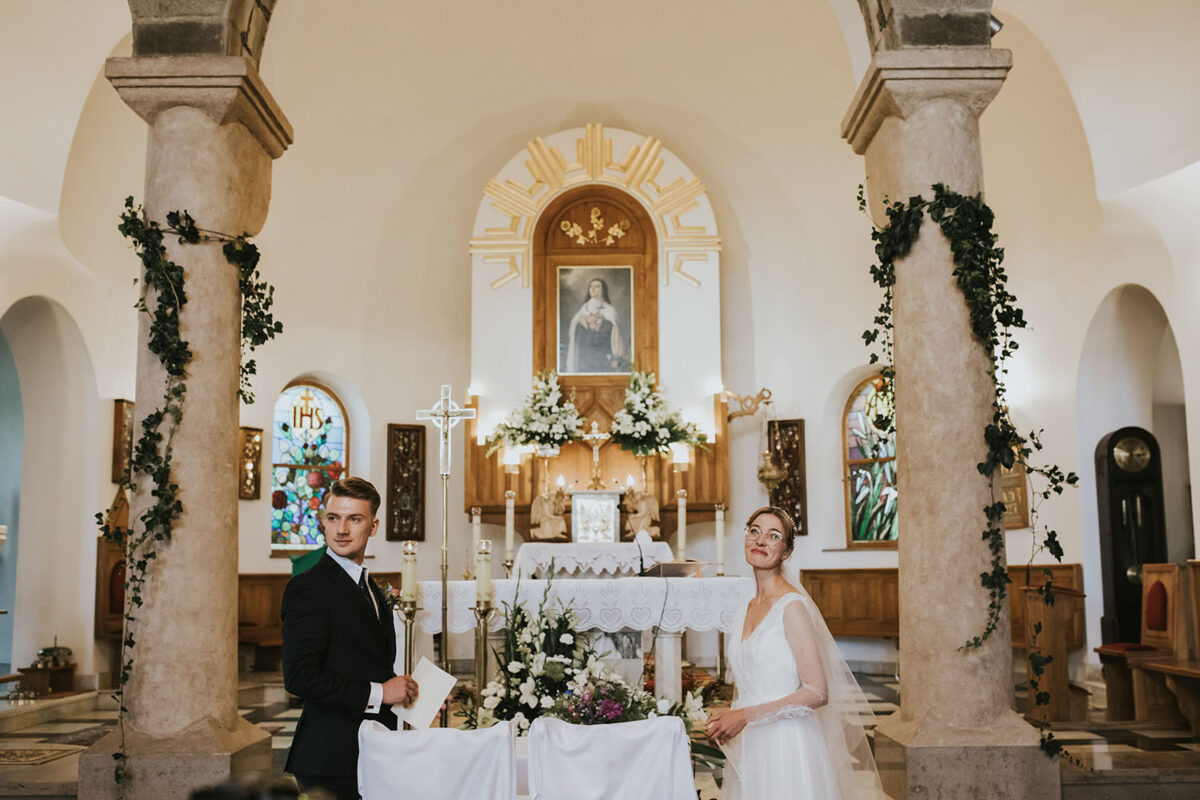 ślub w Rabce-Zdrój, first look w ogrodzie, kościół pw. św. Teresy od Dzieciątka Jezus