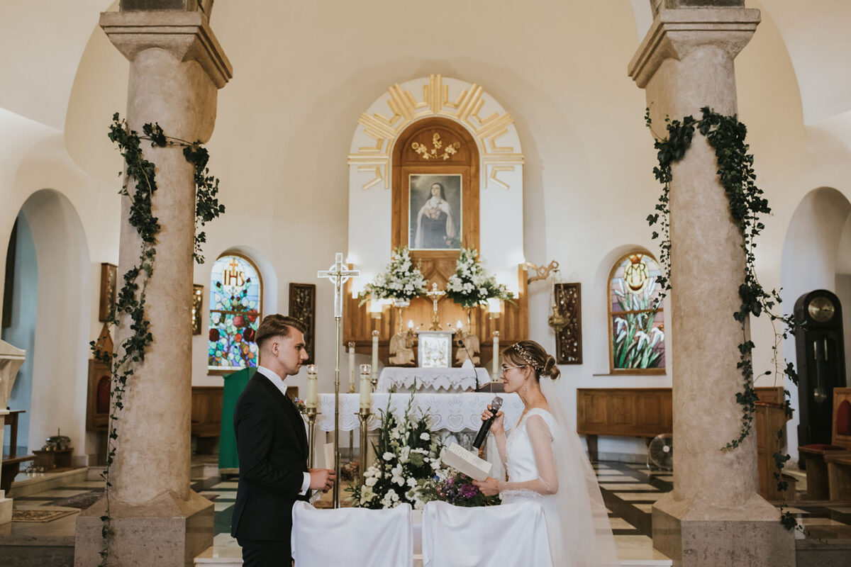 ślub w Rabce-Zdrój, first look w ogrodzie, kościół pw. św. Teresy od Dzieciątka Jezus