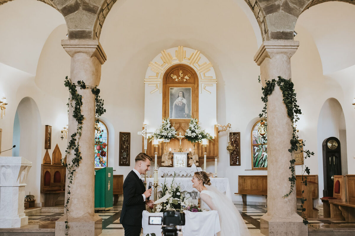 ślub w Rabce-Zdrój, first look w ogrodzie, kościół pw. św. Teresy od Dzieciątka Jezus