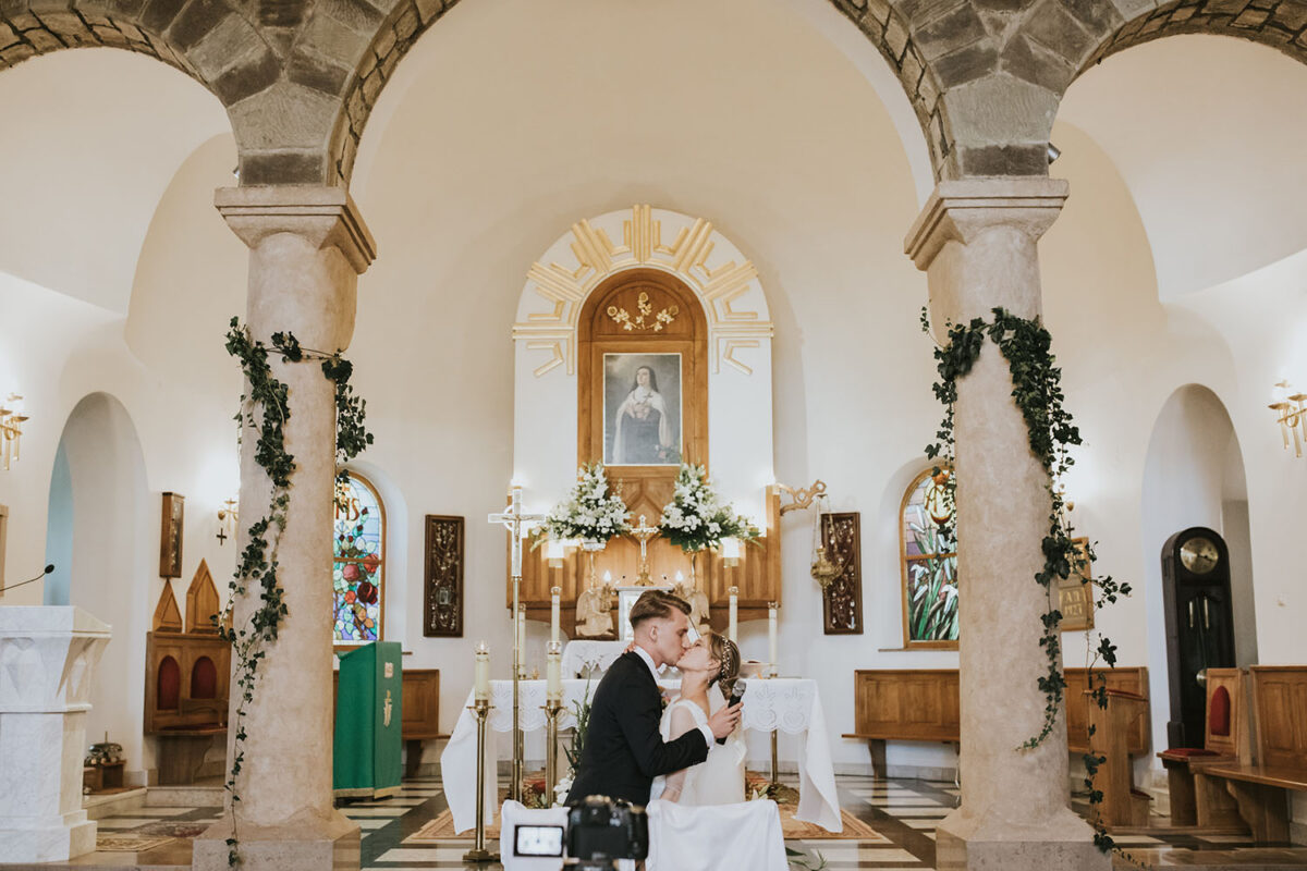 ślub w Rabce-Zdrój, first look w ogrodzie, kościół pw. św. Teresy od Dzieciątka Jezus