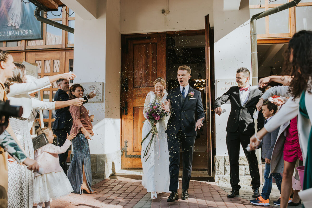 ślub w Rabce-Zdrój, first look w ogrodzie, kościół pw. św. Teresy od Dzieciątka Jezus