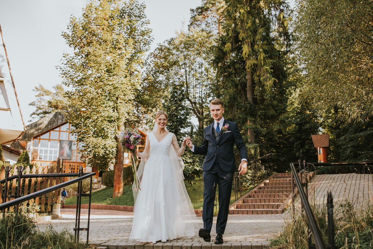 ślub w Rabce-Zdrój, first look w ogrodzie, kościół pw. św. Teresy od Dzieciątka Jezus