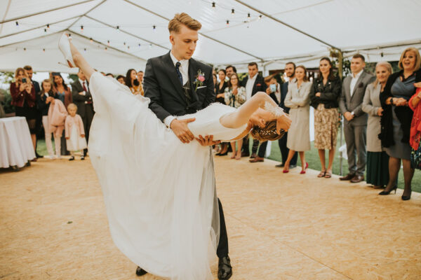 ślub plenerowy, wesele w namiotach, wesele na podwórku