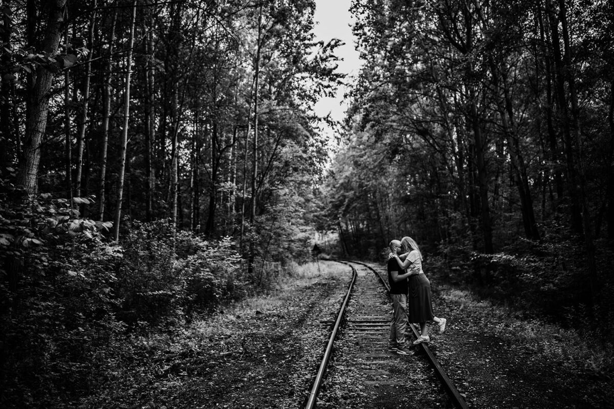 sesja narzeczeńska w Warszawie, sesja narzeczeńska w mieście, las w mieście