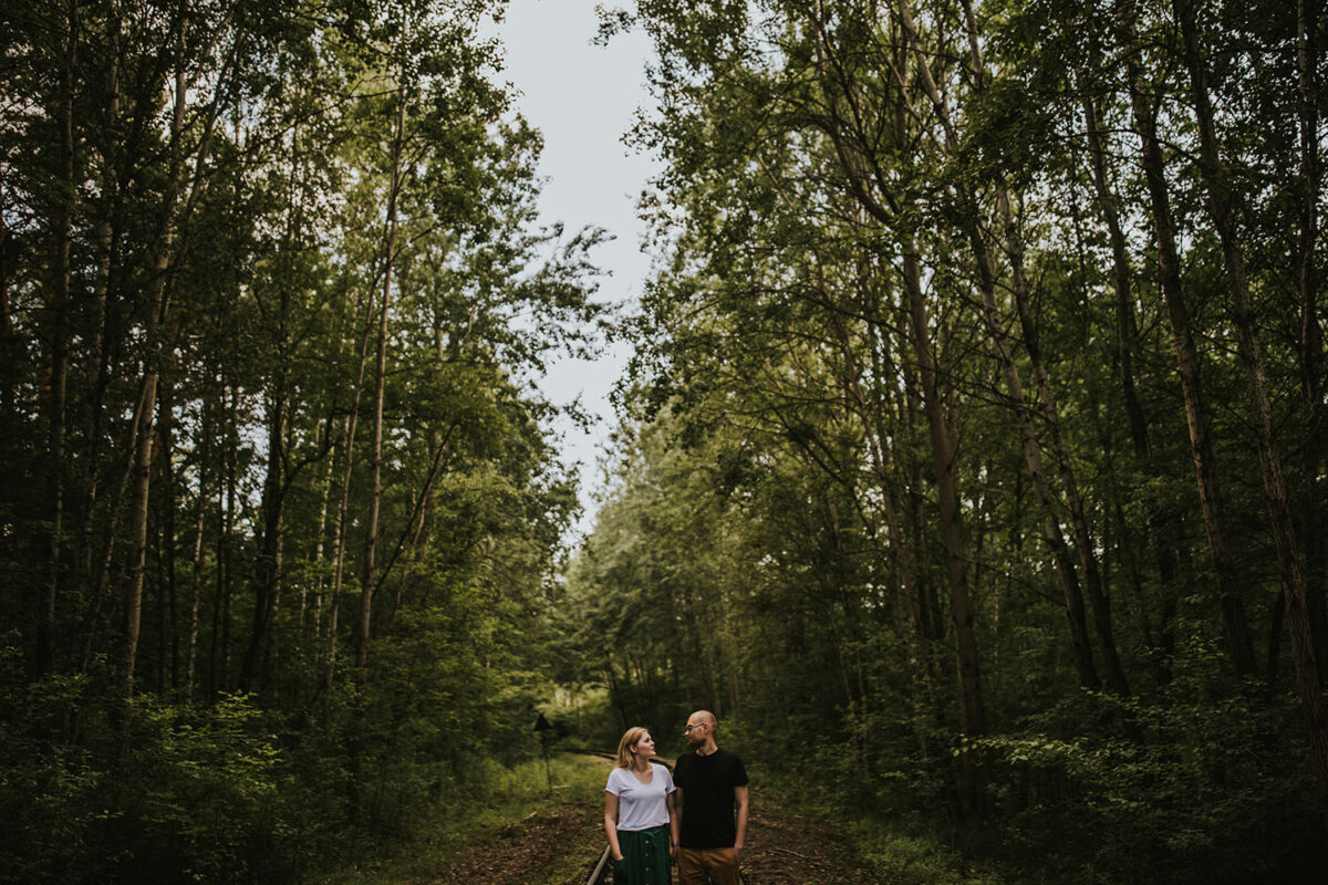 sesja narzeczeńska w Warszawie, sesja narzeczeńska w mieście, las w mieście
