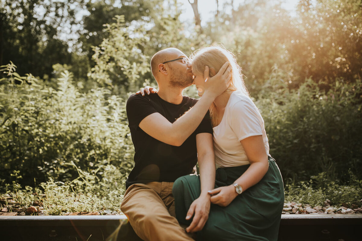 sesja narzeczeńska w Warszawie, sesja narzeczeńska w mieście, las w mieście