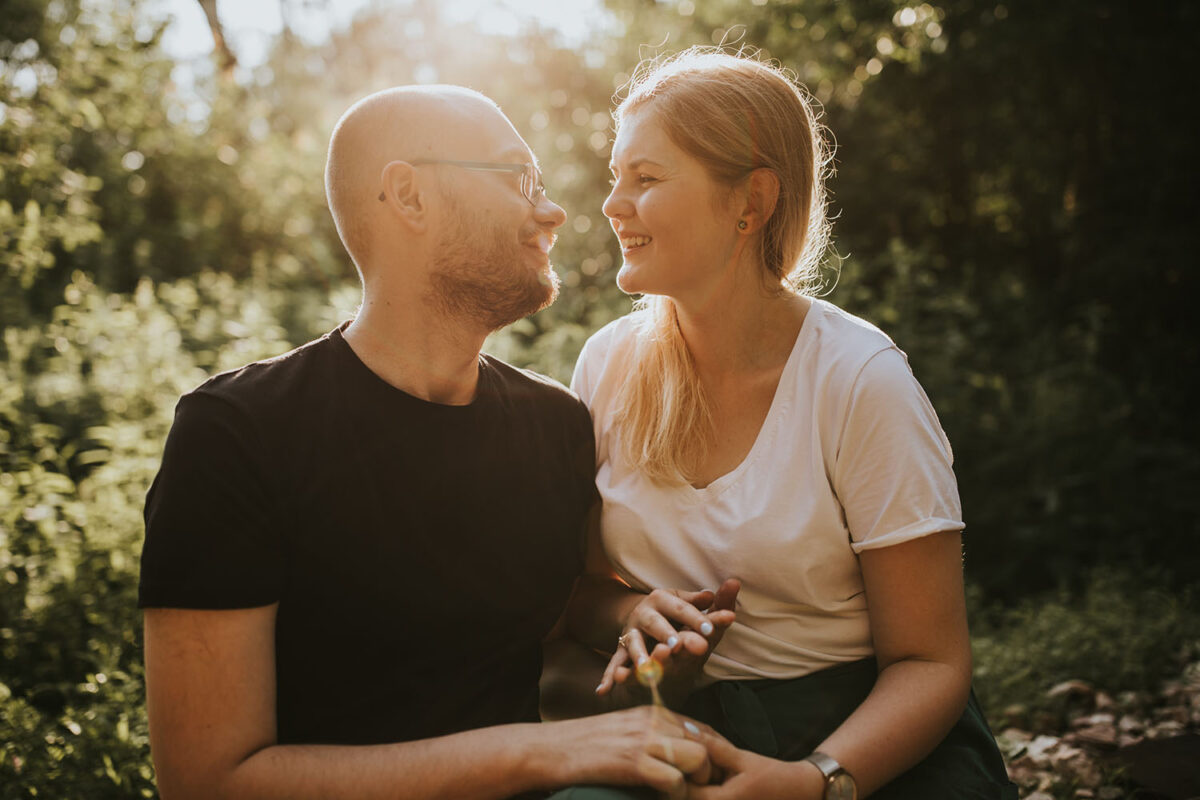 sesja narzeczeńska w Warszawie, sesja narzeczeńska w mieście, las w mieście